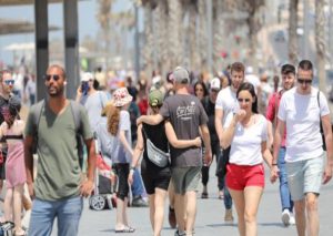 Covid-19: Israelíes salen a la calle sin mascarilla por primera vez en un año