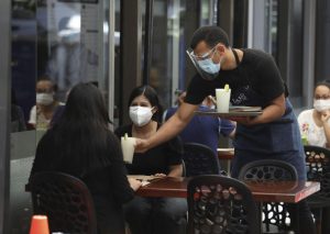 Ministerio de Vivienda: Restaurantes podrán usar veredas y pistas para ampliar su aforo
