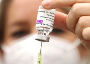 Covid-19: Gobierno restringe aplicación de la vacuna AstraZeneca a personas con Trombosis