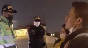 Joven canta a policías para no ser arrestado en pleno toque de queda | VIDEO