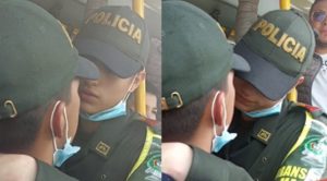 Pareja de policías encienden las redes sociales tras protagonizar romántica escena en un bus | VIDEO